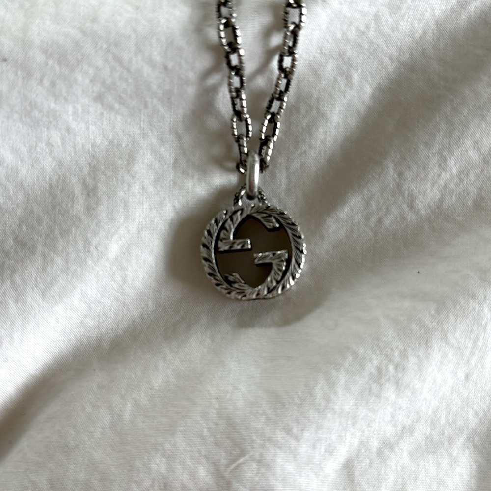 Gucci Interlocking G pendant Necklace
17.5 inch chain
pendant is .7x.6